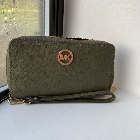 Michael Kors Handbags - Michael Kors jet set wristlet.
